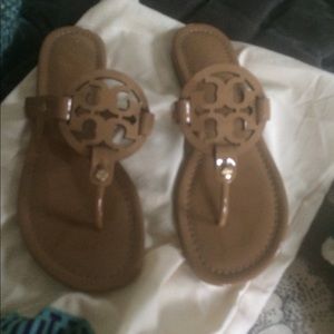 Tory Burch tan patent thong sandals new 7.5
